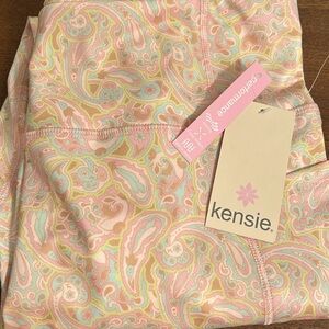 NWT Kensie Pocket Performance Leggings in Bubblegum Paisley